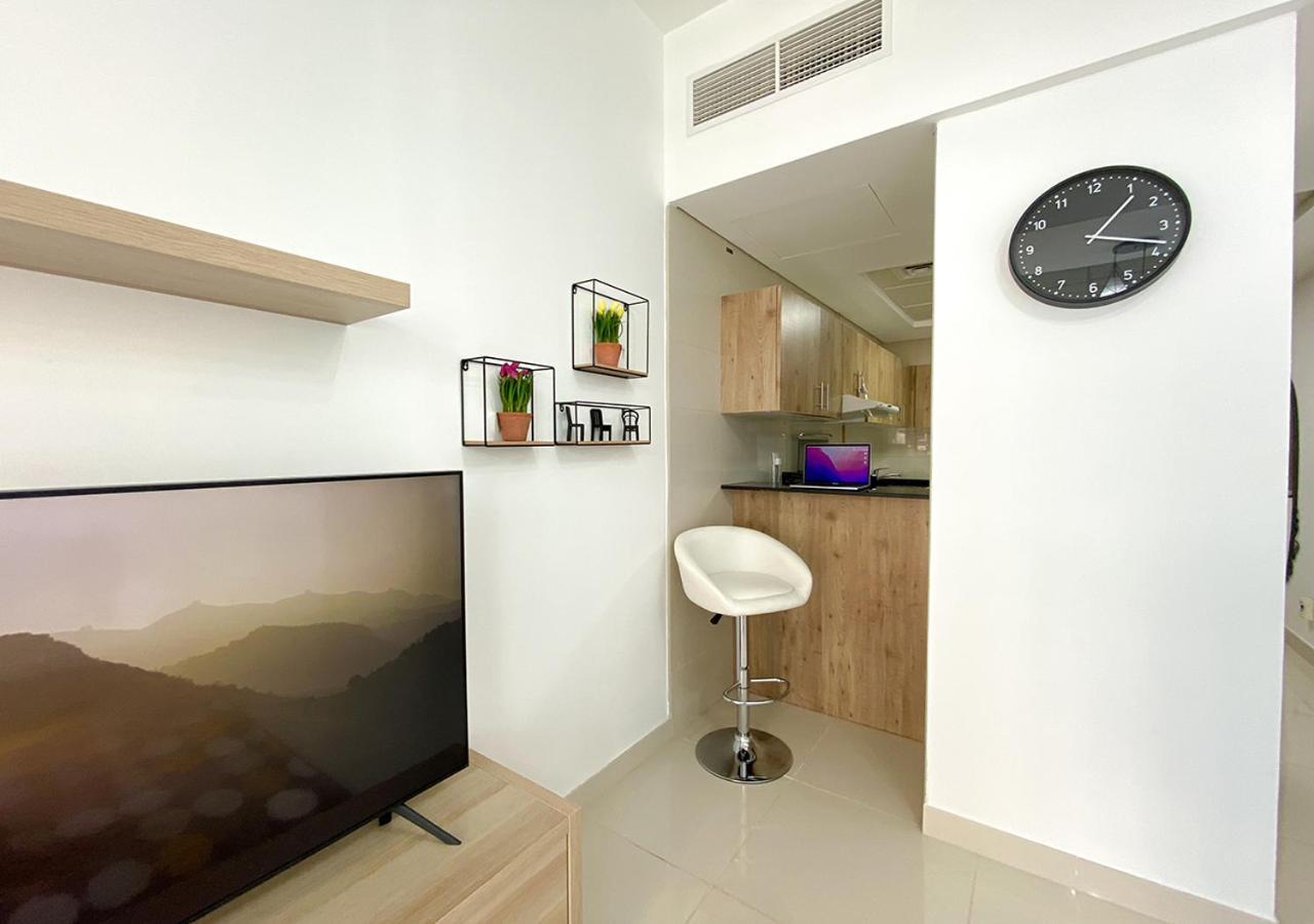 Walk To The Beach Or Enjoy The Amazing View From The Balcony Apartment Dubai Exterior photo